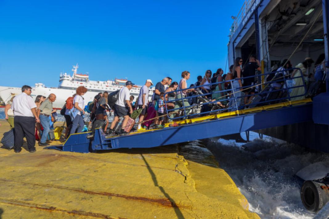 Μαζική έξοδος για το τριήμερο του Αγίου Πνεύματος: 21.700 επιβάτες έφυγαν χθες από το λιμάνια του Πειραιά – Ακόμα 13.810 αναχωρούν σήμερα