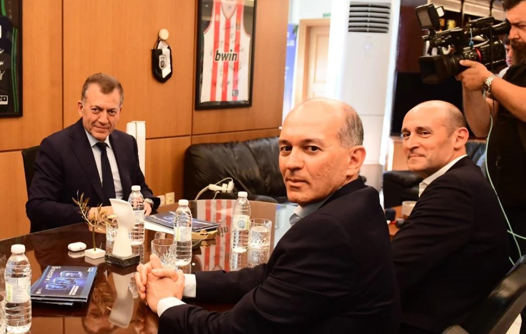 Οι αδερφοί Αγγελόπουλοι στο γραφείο του Γιάννη Βρούτση: «Δεν δεχόμαστε την εξομοίωση με τον Γιαννακόπουλο»