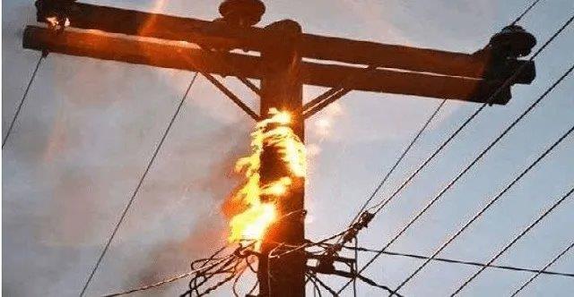 Ηράκλειο: Αναστάτωση για στύλο ηλεκτροδότησης που «λαμπάδιασε»