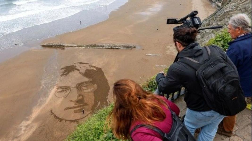 Ισπανία: Πορτρέτα μουσικών θρύλων δημιούργησε στην άμμο ο καλλιτέχνης της street art Germán Cedano