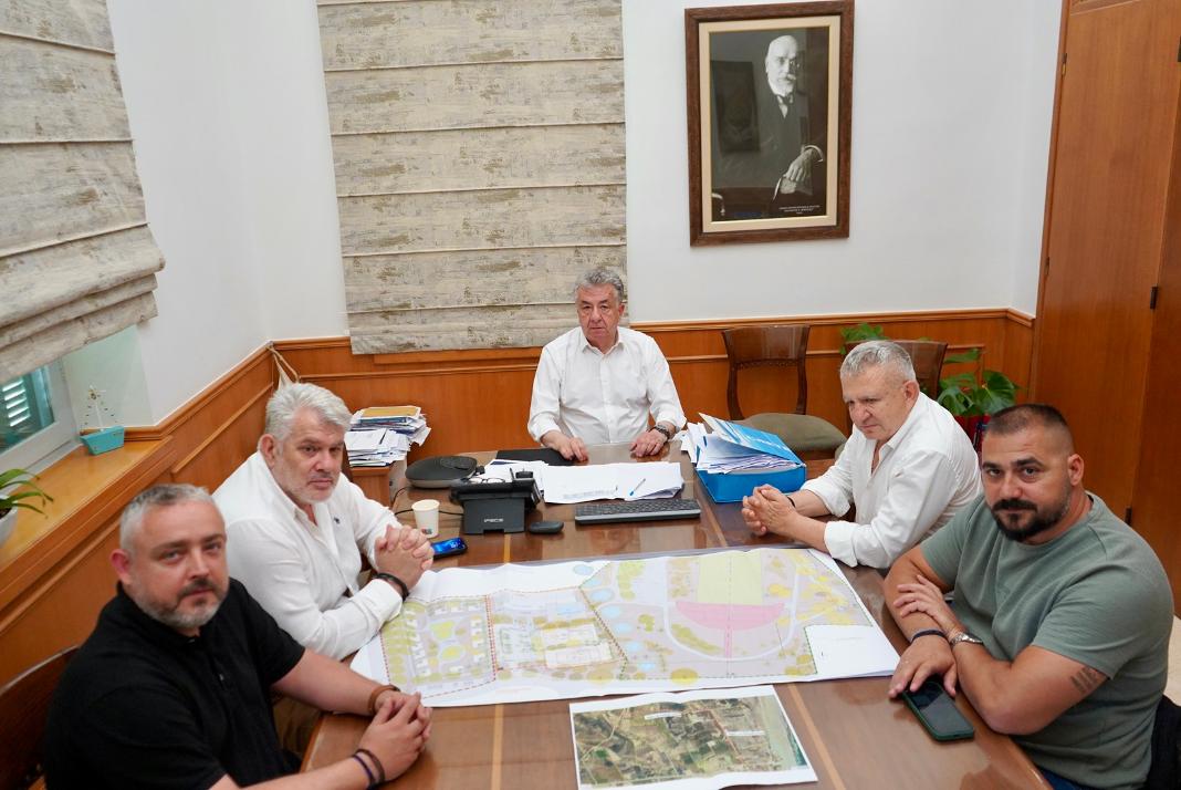 Συνάντηση Περιφερειάρχη Κρήτης με τον Δήμαρχο Φαιστού για το αθλητικό κέντρο ΑμεΑ στον Αφραθιά