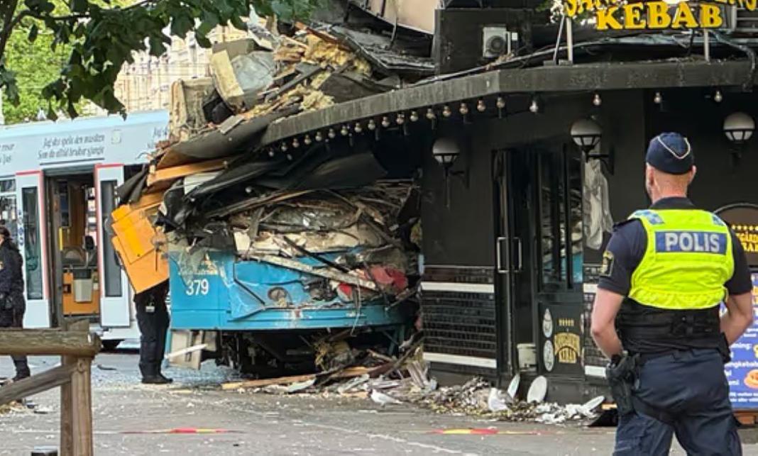 Σουηδία: 7 τραυματίες από εκτροχιασμό τραμ στο Γκέτεμποργκ – Κατέληξε μέσα σε μια πιτσαρία