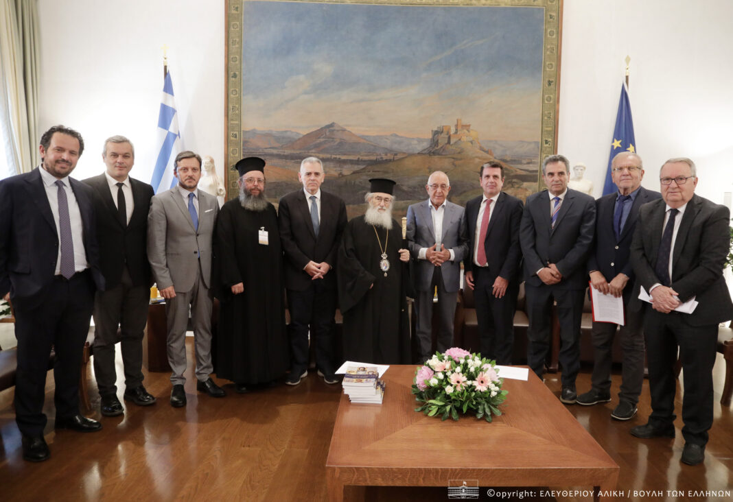 Στη συνάντηση με τον Αρχιεπίσκοπο Σινά στη Βουλή ο Χάρης Μαμουλάκης