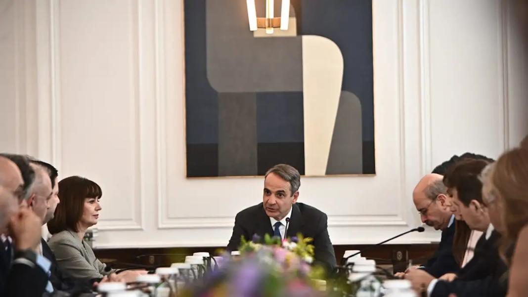 Μητσοτάκης με πρυτάνεις: Δέσμη 11 παρεμβάσεων για να θωρακιστεί η ασφάλεια στα ελληνικά πανεπιστήμια