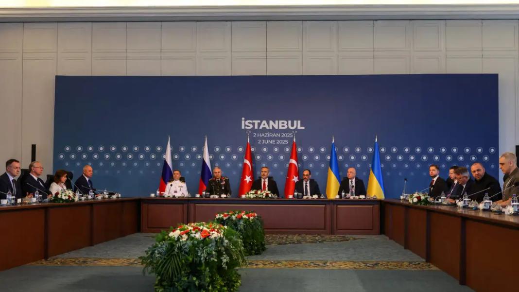Κωνσταντινούπολη: Ξεκίνησαν οι ειρηνευτικές συνομιλίες ανάμεσα σε Ρωσία και Ουκρανία