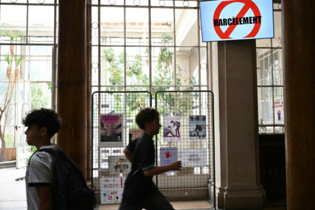 Γαλλία: Ενός λεπτού σιγή σε όλα τα σχολεία ως φόρο τιμής στη σχολική βοηθό που σκοτώθηκε από μαθητή