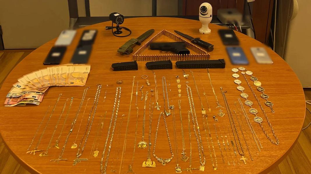 Η ΕΛΑΣ βρήκε όπλα, ξιφολόγχη και φυσίγγια σε σπίτια και αποθήκες – Συνελήφθη 23χρονη