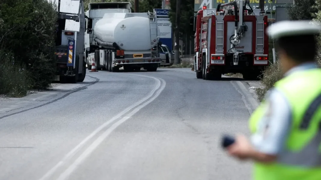 Βυτιοφόρο έπεσε σε μάντρα αυτοκινήτων – Ζημιές σε σταθμευμένα ΙΧ