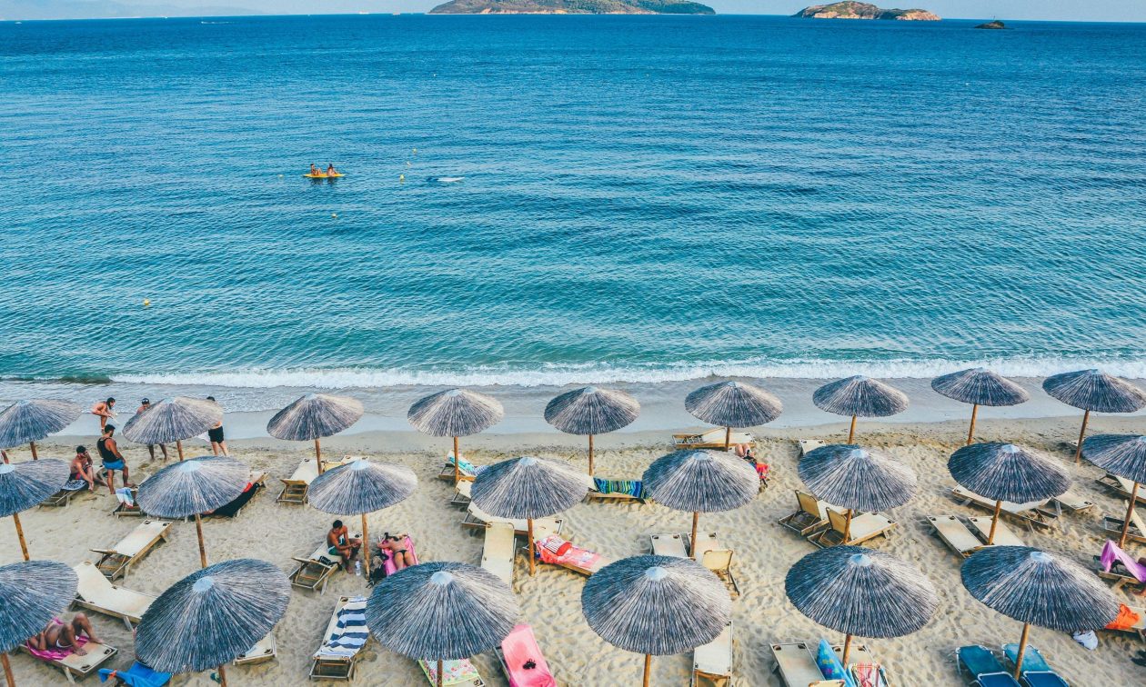 Παραλίες: Τα δικαιώματα των λουόμενων στην ακτή – Τι ορίζει ο νόμος για τις ξαπλώστρες