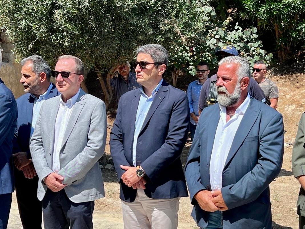 Ο Λευτέρης Αυγενάκης στην Τελετή Μνήμης για τους ομήρους στη “Στοά Μακάσι” τον Ιούνιο του 1943