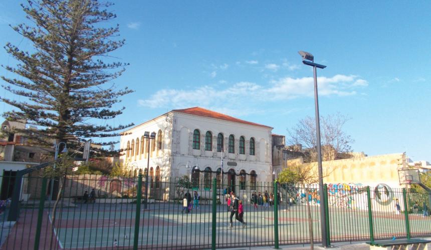 Πέταξαν μολότοφ στο Δημοτικό Σχολείο Τσεσμέ στο Ρέθυμνο – Τι εξετάζουν οι αρχές