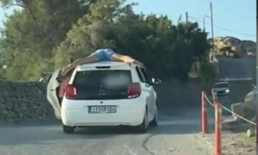 Νεαρός παίζει τη ζωή του «κορώνα γράμματα» ξαπλωμένος στην οροφή αυτοκινήτου – Βίντεο