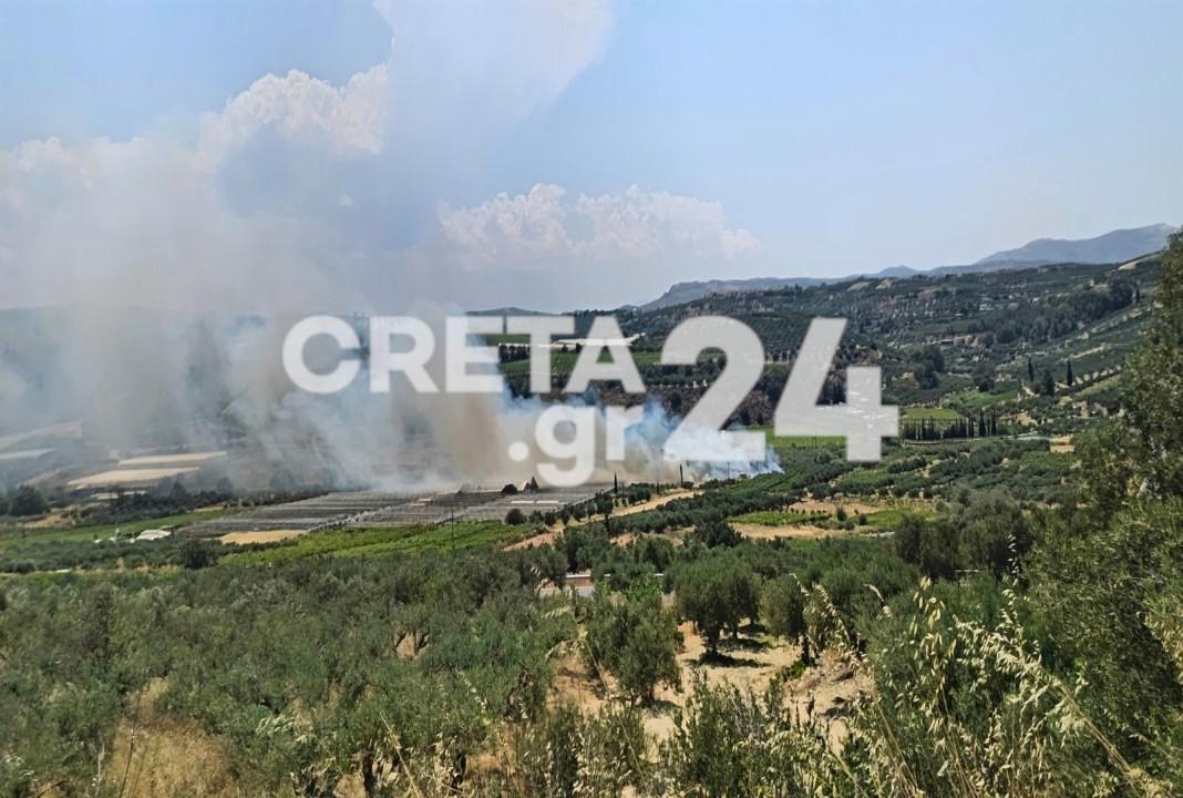 Μεγάλη κινητοποίηση για φωτιά σε χωριό του Ηρακλείου – Βίντεο