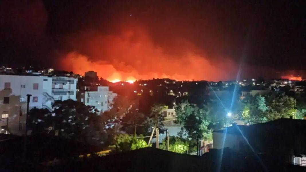 Στην Κρήτη έφθασε ο καπνός από τη φωτιά στη Χίο (χάρτης)