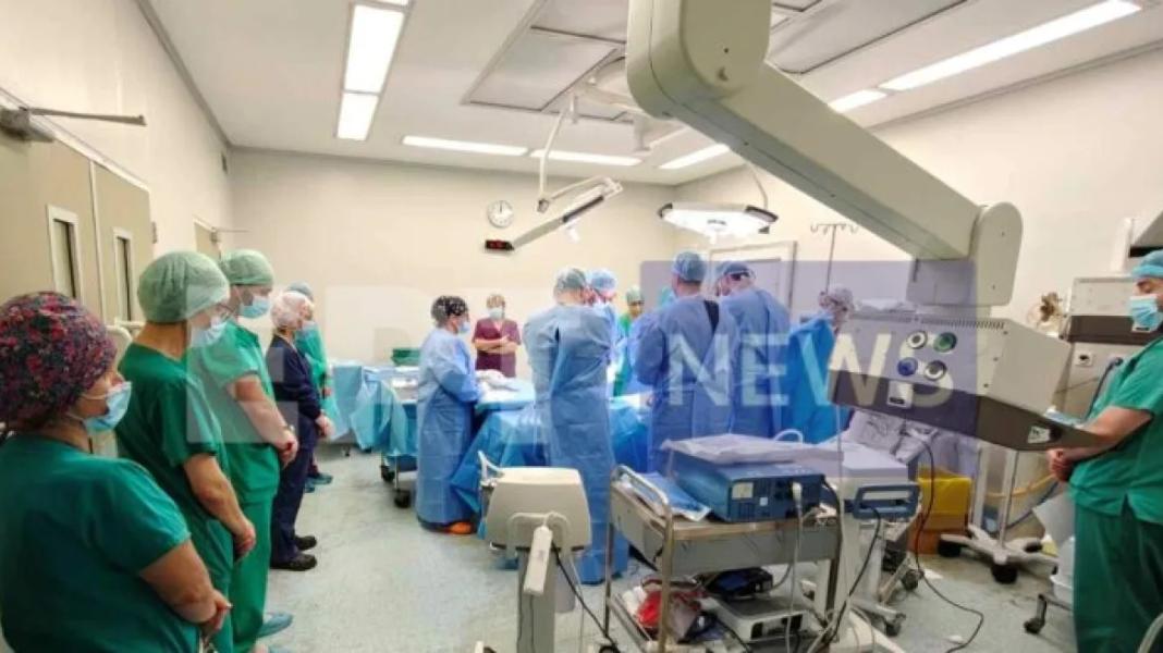 Συγκλονιστική στιγμή: Οι γιατροί τιμούν τον 14χρονο Σπύρο πριν τη λήψη των οργάνων του