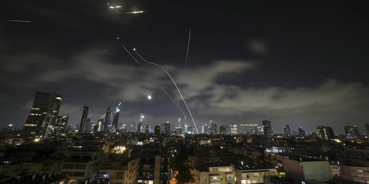 «Η μάχη ξεκινά» λέει ο Χαμενεΐ, «Ξέρουμε που κρύβεσαι» λέει ο Τραμπ -Εκατέρωθεν πλήγματα Ισραήλ-Ιράν τη νύχτα