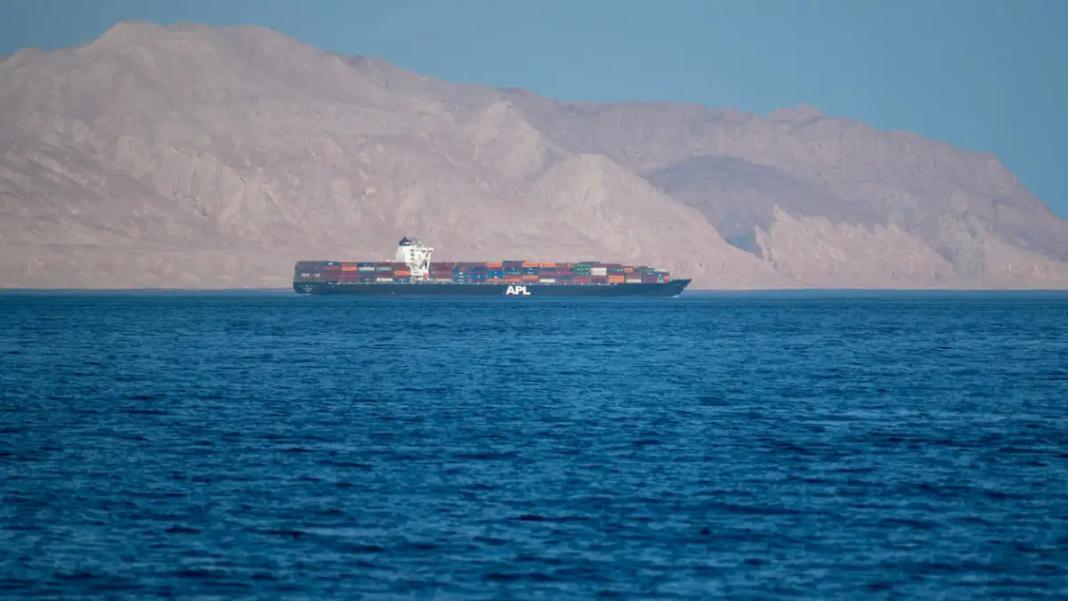 Σε κρίση το διεθνές εμπόριο και η ναυτιλία: Αυξάνεται ο κίνδυνος και το κόστος διέλευσης από τα Στενά του Ορμούζ