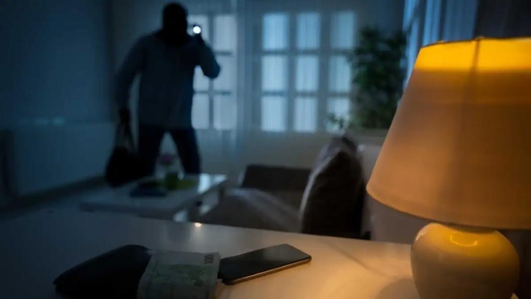 Στα «χέρια» του ελληνικού FBI Χιλιανός φαντομάς: Καταζητούνταν σε 6 χώρες και είχε αδυναμία σε πανάκριβα ρολόγια