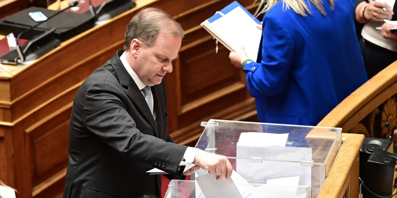 Βουλή: Με 154 «ναι» έγινε δεκτή η πρόταση της ΝΔ για παραπομπή Καραμανλή σε προανακριτική