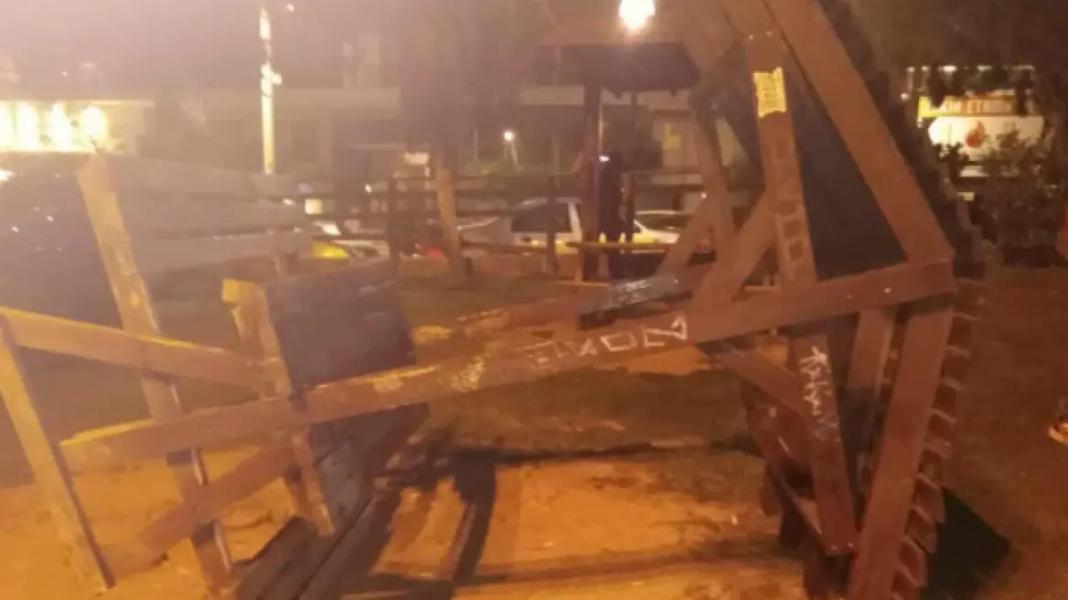 Ανατράπηκε κιόσκι, στο νοσοκομείο 10χρονος – Δείτε φωτογραφία και βίντεο
