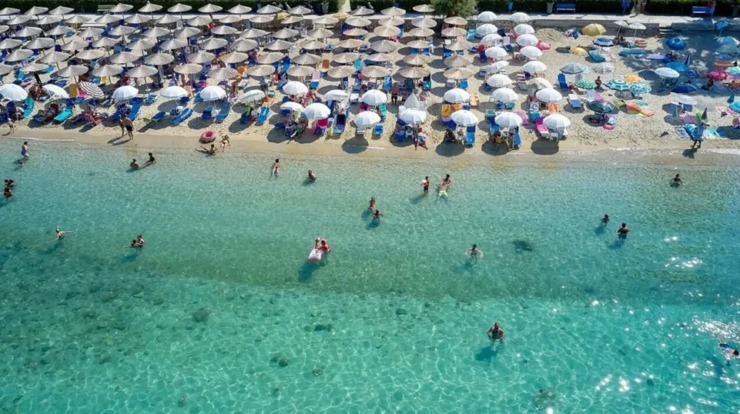 Οδηγός επιβίωσης για τις υψηλές θερμοκρασίες – Προσοχή ακόμη και σε συνθήκες συννεφιάς