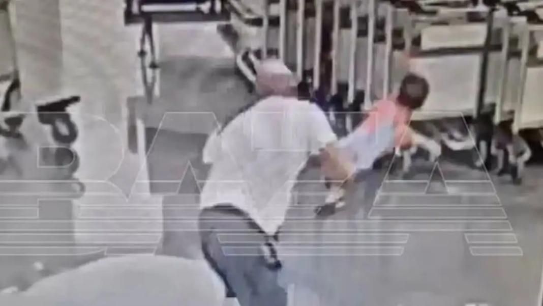 Μόσχα: Άνδρας αρπάζει παιδί, το γυρίζει ανάποδα και το πετάει στο πάτωμα αεροδρομίου – Σε κώμα το αγοράκι