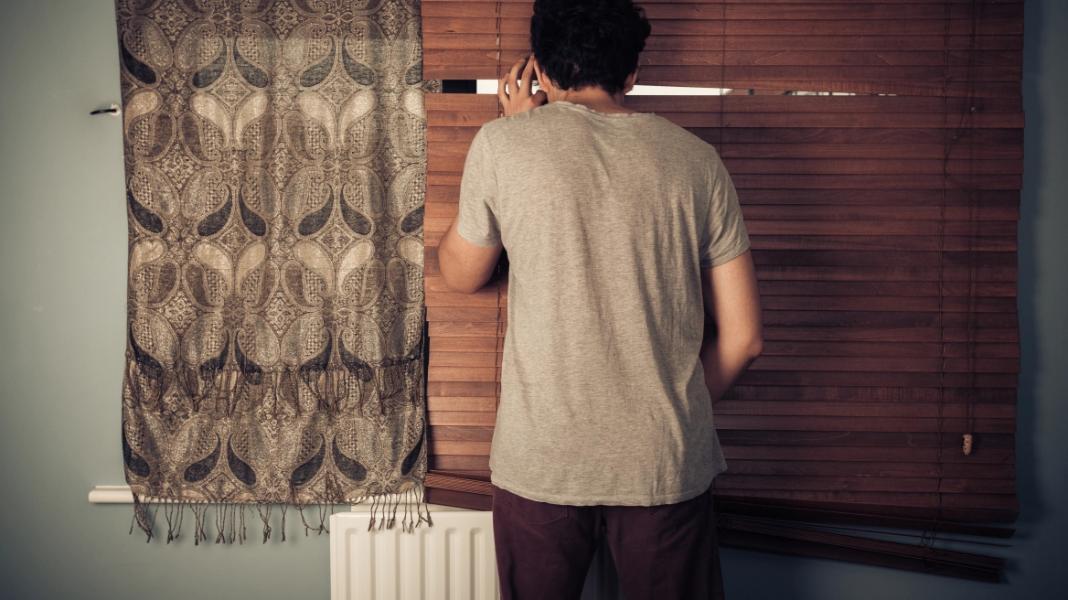 Συνελήφθη 44χρονος που αυνανιζόταν κοιτάζοντας 21χρονη από διπλανό διαμέρισμα