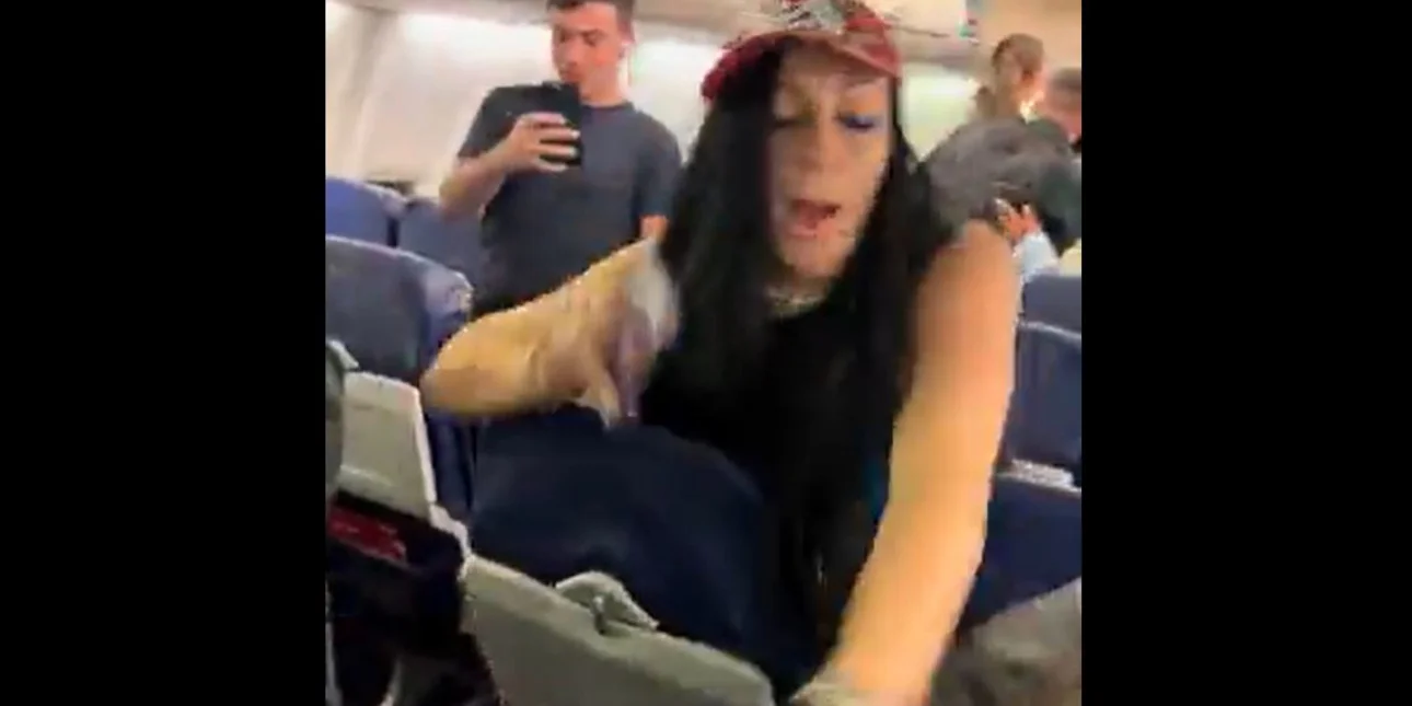 Χάος σε πτήση: Μεθυσμένη επιβάτιδα επιτέθηκε σε γυναίκα – Της τραβούσε τα μαλλιά (βίντεο)