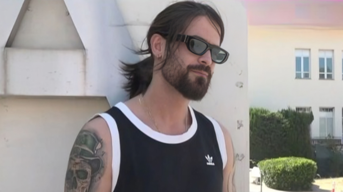 Ο Άρης Μουγκοπέτρος κάνει έκκληση να σβηστούν από το διαδίκτυο φωτογραφίες με το τραυματισμένο χέρι του