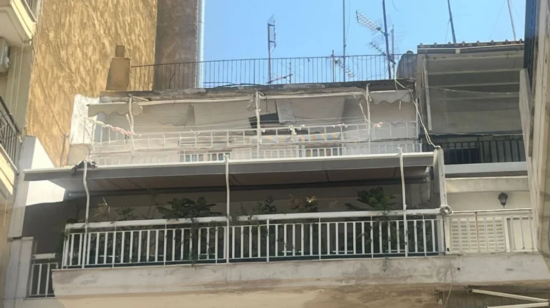 Το βρέφος που παράτησαν οι γονείς στο μπαλκόνι εντοπίστηκε μετά από ανώνυμη καταγγελία στο «100»