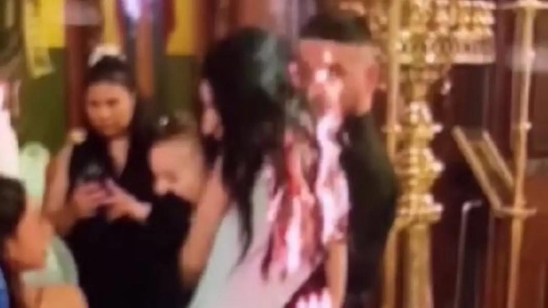 Viral βίντεο με νονά που άρπαξαν τα μαλλιά της φωτιά από λαμπάδες – Κράτησε την ψυχραιμία της με το μωρό στην αγκαλιά
