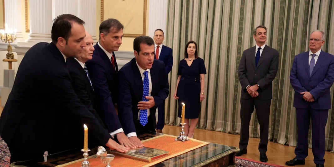 Ορκίστηκαν ο νέος υπουργός Μετανάστευσης, Θάνος Πλεύρης και τρεις υφυπουργοί