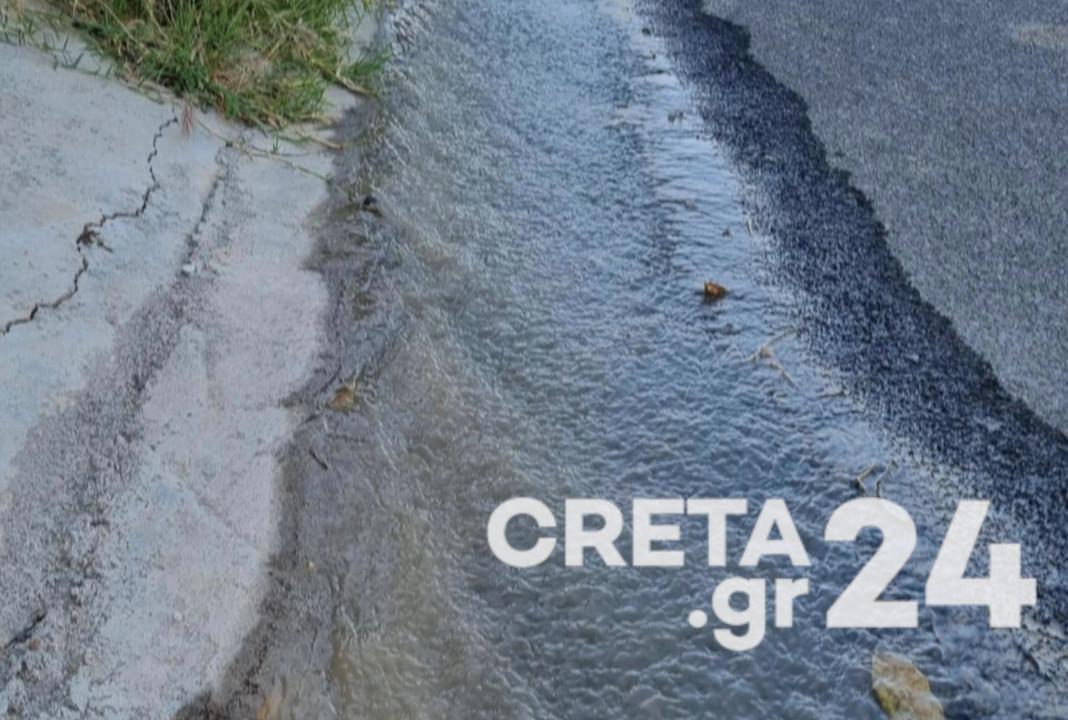 Νερό… υπάρχει και «τρέχει» ασταμάτητα στον δρόμο – Βίντεο