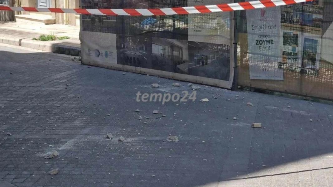 Μεγάλα κομμάτια από σοβάδες έπεσαν σε κεντρικό πεζόδρομο, δείτε φωτογραφίες