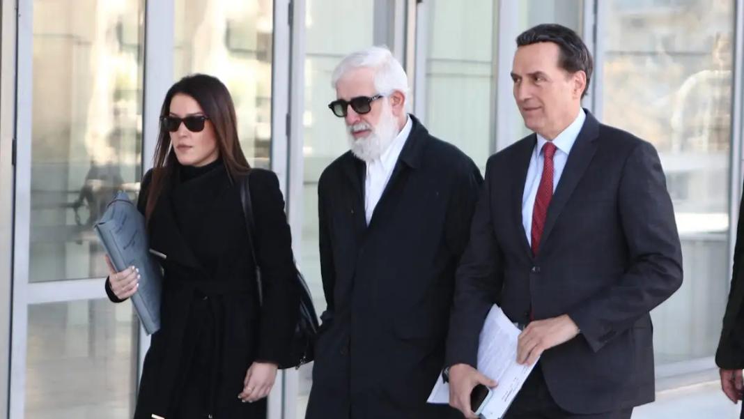 Δίκη Πέτρου Φιλιππίδη: Σόου με παπά να εισβάλει στο δικαστήριο και να φιλά τον κατηγορούμενο