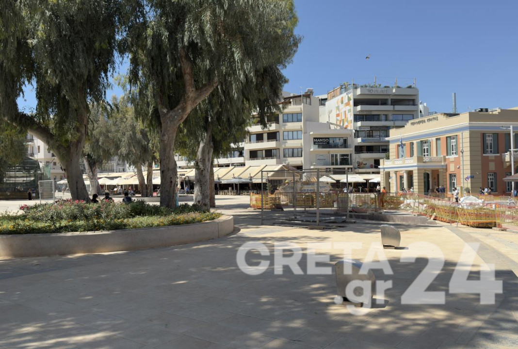 Αγνοούνται οι… κάδοι στην πλατεία Ελευθερίας (εικόνες)