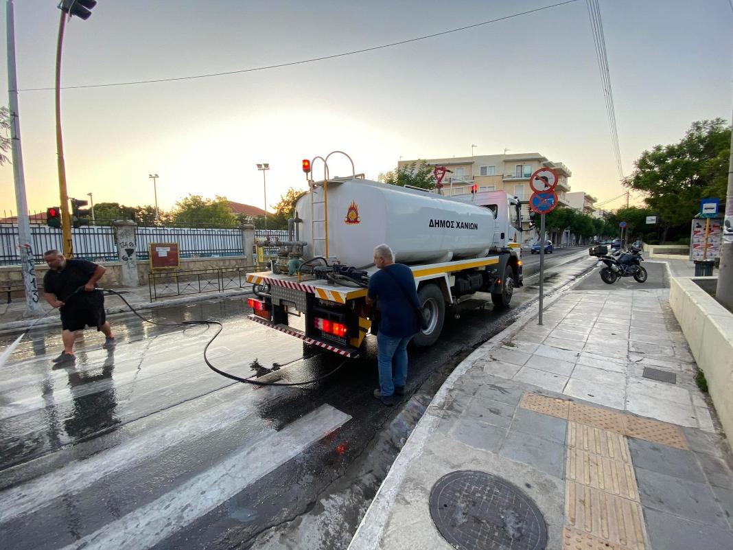Εργασίες καθαρισμού – πλυσίματος οδών με πλυστικό όχημα υψηλής πίεσης σε περιοχές του Δήμου Χανίων