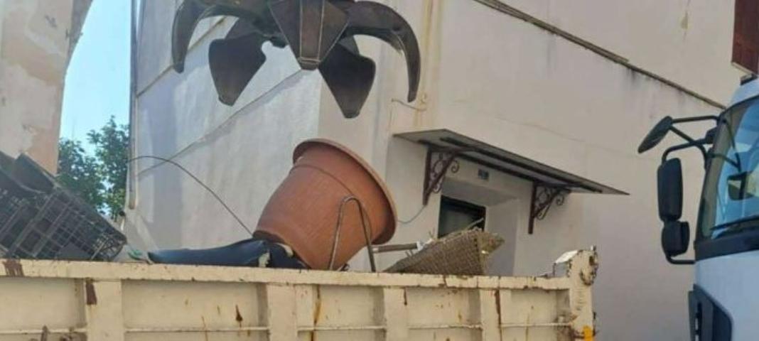 Κρήτη: Έβγαλαν από το σπίτι της τεράστιο όγκο σκουπιδιών – Είχαν αγανακτήσει οι γείτονες (εικόνες)