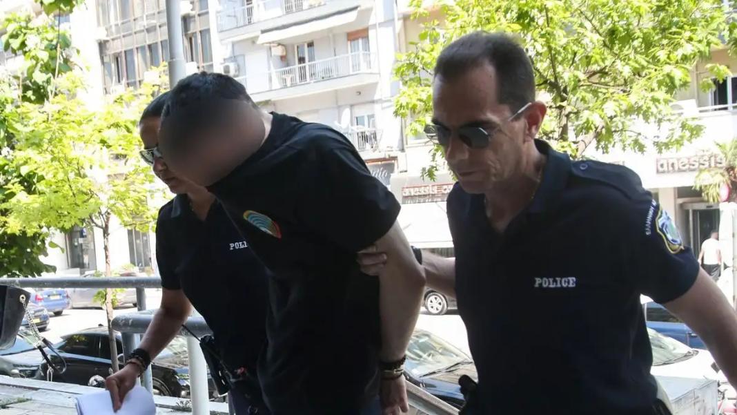 Κακουργηματική δίωξη στον 34χρονο που κλώτσησε και πάτησε γατάκι με το αυτοκίνητό του