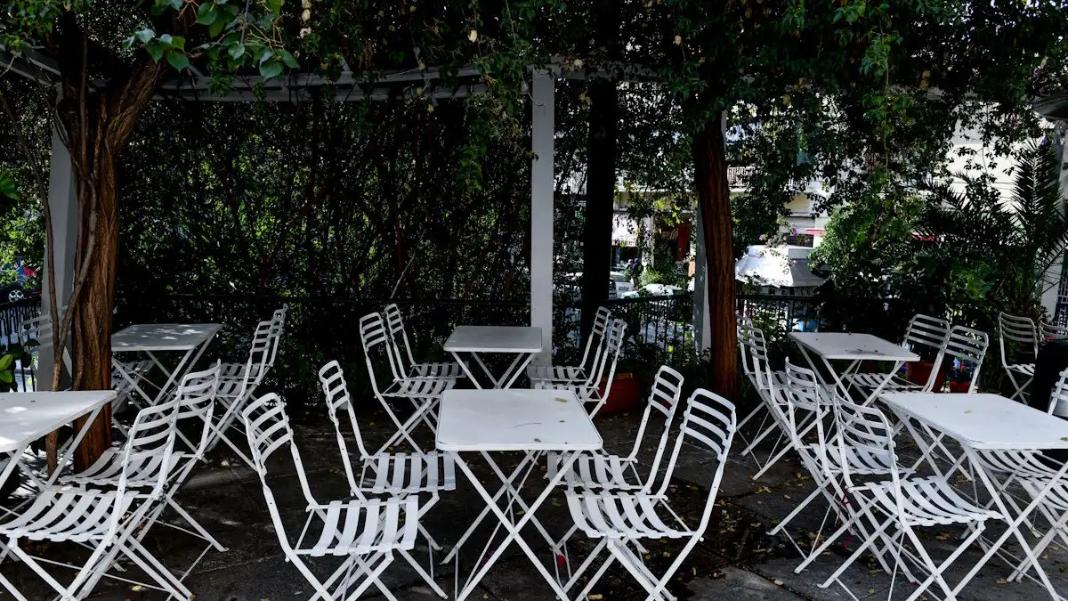 «Καταπέλτης» η έκθεση του Ελεγκτικού Συνεδρίου για τα καταστήματα: Το 50% που βγάζουν έξω τραπεζοκαθίσματα δεν έχει άδεια