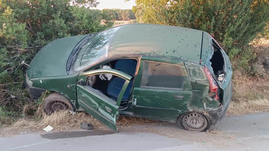 Αυτοκίνητο βγήκε εκτός δρόμου και κατέληξε σε θάμνους – Δείτε φωτογραφίες