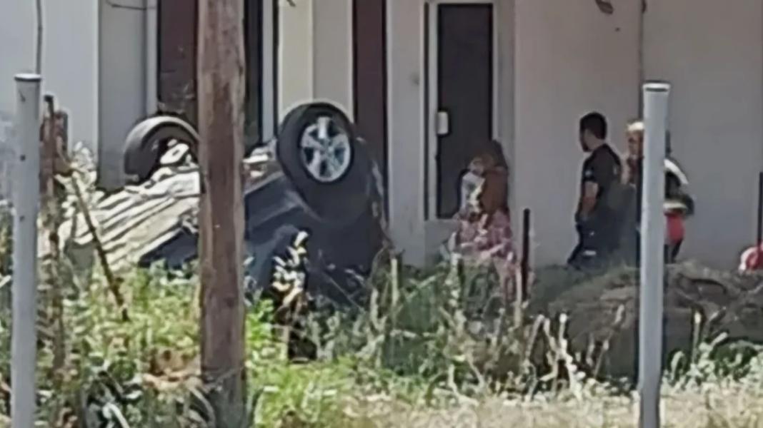 Αυτοκίνητο εξετράπη της πορείας του και κατέληξε σε αυλή σπιτιού – Δείτε φωτογραφίες