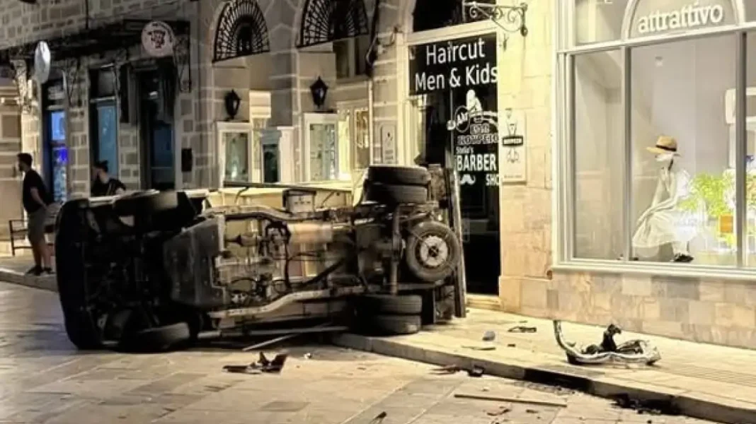 Συγκρούστηκαν δύο αυτοκίνητα, το ένα ντεραπάρισε