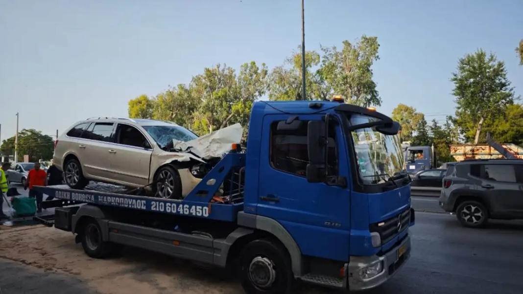 «Η Ρούλα σφηνώθηκε στο παρμπρίζ του ταξί, αυτή την εικόνα δεν θα τη βγάλω από το μυαλό μου» λέει ο συνάδελφος της 65χρονης στο απορριμματοφόρο