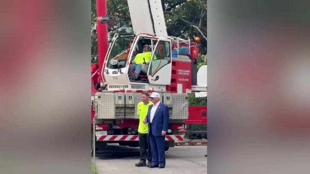 Όλο λάθος: Χειριστής γερανού ρίχνει γερό power nap όσο ο Τραμπ χαιρετά διά χειραψίας τους συναδέλφους του