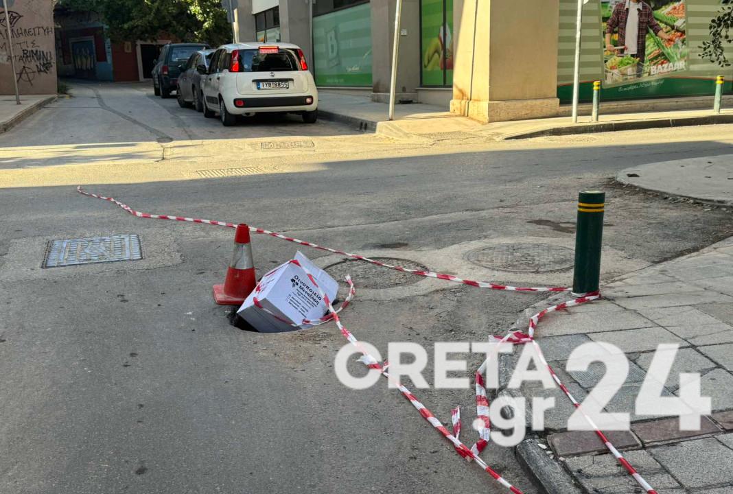 Ηράκλειο: Η τρύπα – κίνδυνος «επανήλθε» σε δρόμο του κέντρου και… καλύφθηκε με κούτα – Εικόνες