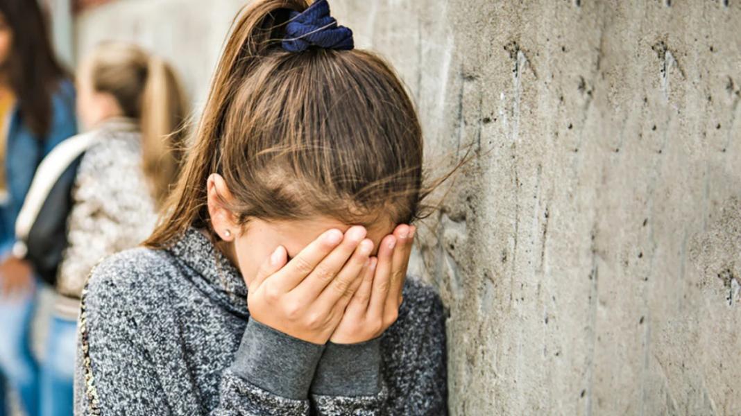 Άγρια επίθεση 14χρονης σε 15χρονη – Τη χτύπησε στο πρόσωπο και της τράβηξε τα μαλλιά