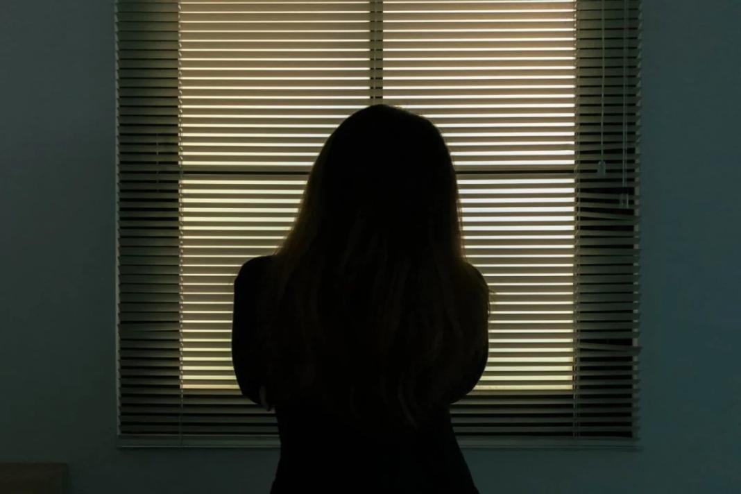 Συνελήφθησαν δυο ανήλικες που επιτέθηκαν σε 14χρονη – Χειροπέδες και στους γονείς τους