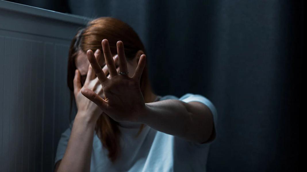 Καταδικάστηκε πατέρας που πέταξε παντόφλα στην κόρη του