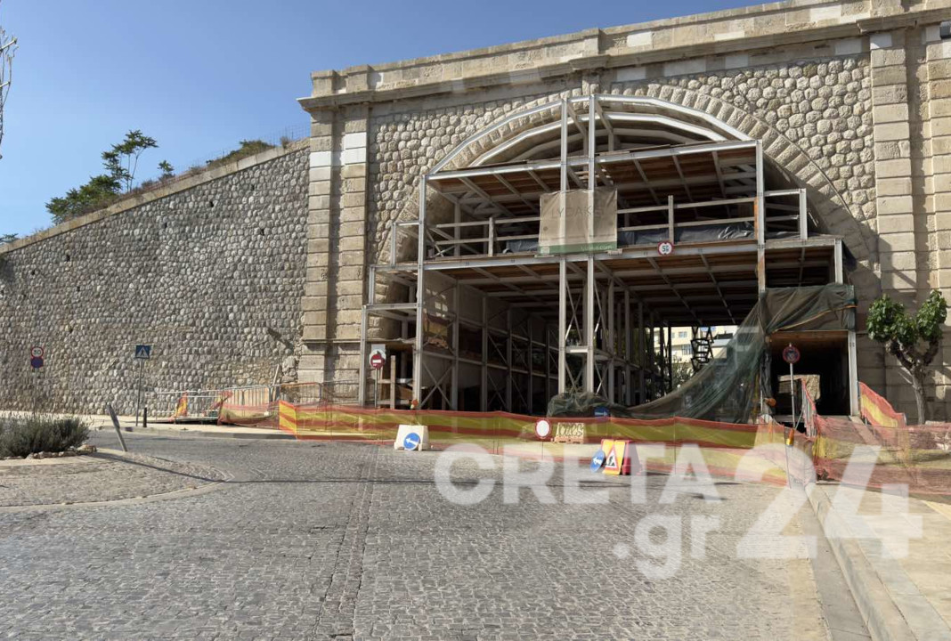 Hράκλειο: Έκλεισε η Χανιόπορτα για την απομάκρυνση των σκαλωσιών – Πως διεξάγεται η κυκλοφορία